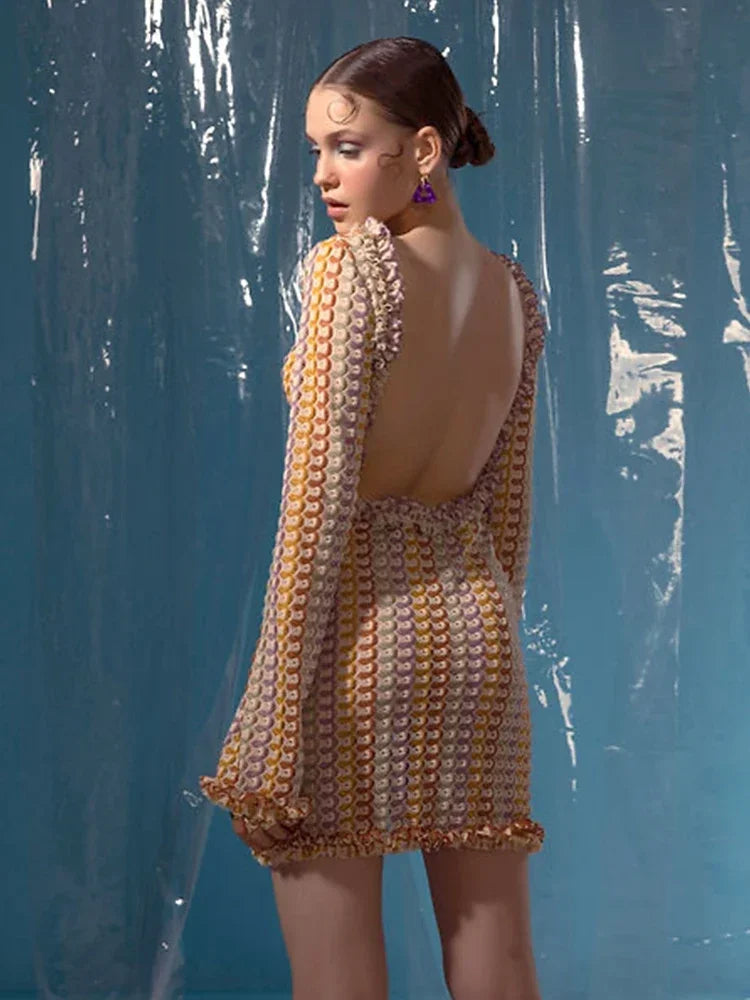 Robe longue dos nu en maille ajourée – Élégance solaire & esprit bohème