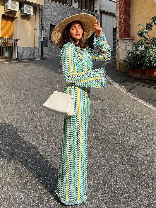 Robe longue dos nu en maille ajourée – Élégance solaire & esprit bohème