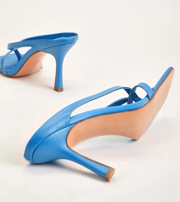Sandales Naysa Bout Carré Avec Talon Fin Minimaliste