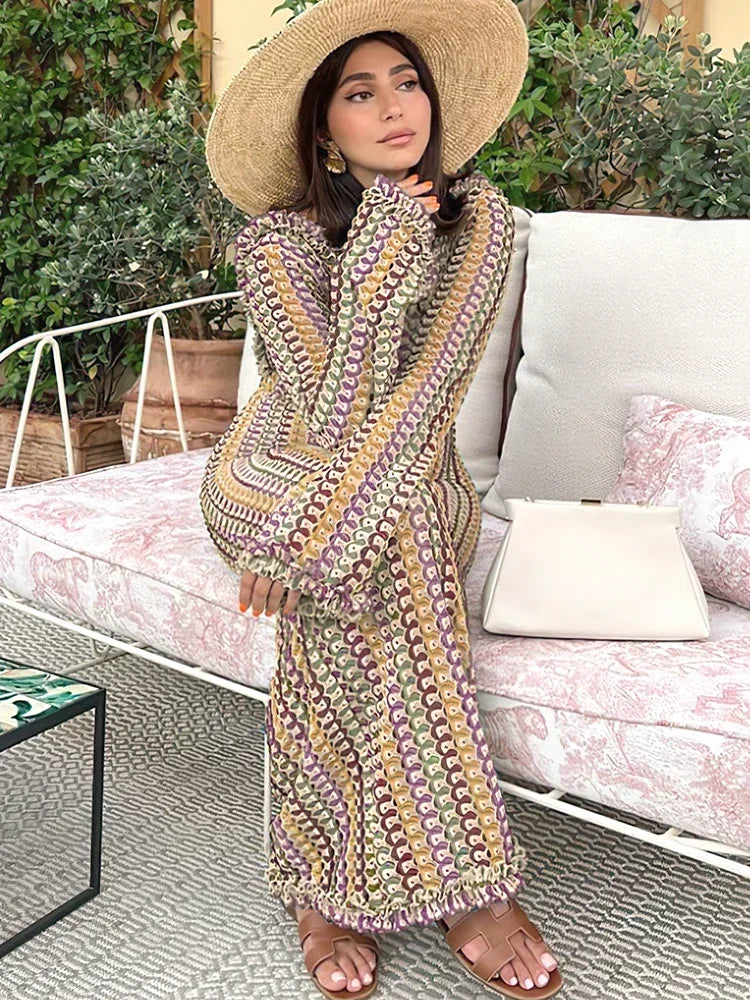 Robe longue dos nu en maille ajourée – Élégance solaire & esprit bohème