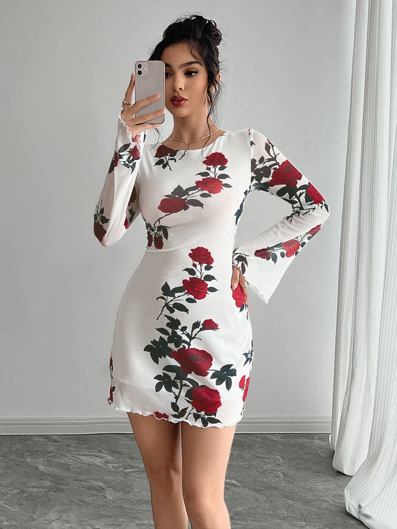 Robe Nymia Mini Robe Fleurie Transparente à Manches Évasées et Dos Nu